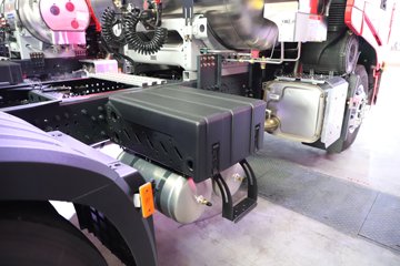 �������ҽ�ʨ ���ذ� 14.6L LNG 560���� 6X4 ��ʿ��16�� AMT�Զ��� �߶� ǣ����ͼƬ