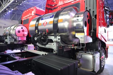 �������ҽ�ʨ ���ذ� 14.6L LNG 560���� 6X4 ��ʿ��16�� AMT�Զ��� �߶� ǣ����ͼƬ