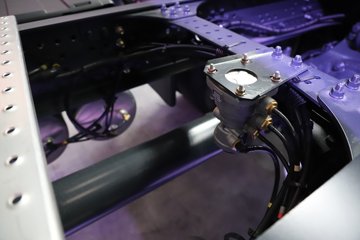 �������ҽ�ʨ ���ذ� 14.6L LNG 560���� 6X4 ��ʿ��16�� AMT�Զ��� �߶� ǣ����ͼƬ