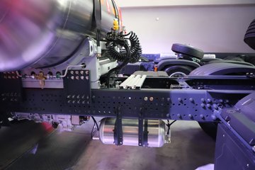 �������ҽ�ʨ ���ذ� 14.6L LNG 560���� 6X4 ��ʿ��16�� AMT�Զ��� �߶� ǣ����ͼƬ