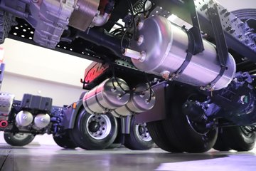 �������ҽ�ʨ ���ذ� 14.6L LNG 560���� 6X4 ��ʿ��16�� AMT�Զ��� �߶� ǣ����ͼƬ