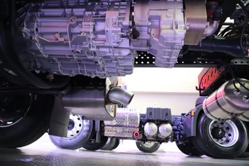 �������ҽ�ʨ ���ذ� 14.6L LNG 560���� 6X4 ��ʿ��16�� AMT�Զ��� �߶� ǣ����ͼƬ