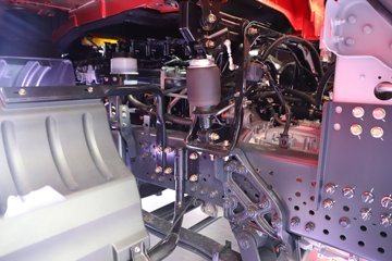 �������ҽ�ʨ ���ذ� 14.6L LNG 560���� 6X4 ��ʿ��16�� AMT�Զ��� �߶� ǣ����ͼƬ