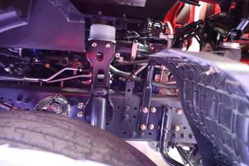 �������ҽ�ʨ ���ذ� 14.6L LNG 560���� 6X4 ��ʿ��16�� AMT�Զ��� �߶� ǣ����ͼƬ