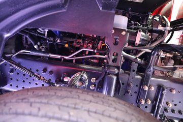 �������ҽ�ʨ ���ذ� 14.6L LNG 560���� 6X4 ��ʿ��16�� AMT�Զ��� �߶� ǣ����ͼƬ