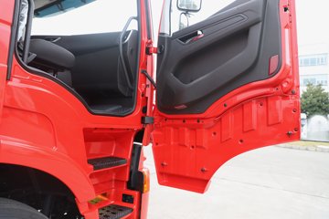 �������ҽ�ʨ ���ذ� 12.8L LNG 520���� 6X4 ��ʿ��12�� ǣ����ͼƬ