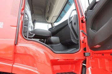 �������ҽ�ʨ ���ذ� 12.8L LNG 520���� 6X4 ��ʿ��12�� ǣ����ͼƬ