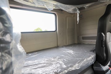 �������ҽ�ʨ ���ذ� 12.8L LNG 520���� 6X4 ��ʿ��12�� ǣ����ͼƬ