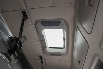 �������ҽ�ʨ ���ذ� 12.8L LNG 520���� 6X4 ��ʿ��12�� ǣ����ͼƬ