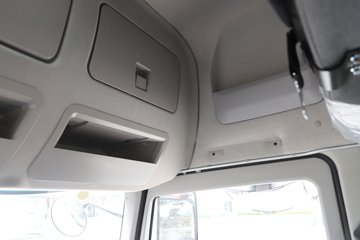 �������ҽ�ʨ ���ذ� 12.8L LNG 520���� 6X4 ��ʿ��12�� ǣ����ͼƬ