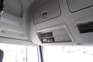 �������ҽ�ʨ ���ذ� 12.8L LNG 520���� 6X4 ��ʿ��12�� ǣ����ͼƬ