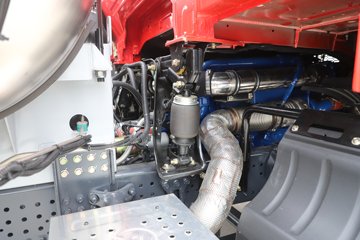 �������ҽ�ʨ ���ذ� 12.8L LNG 520���� 6X4 ��ʿ��12�� ǣ����ͼƬ