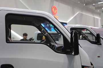 ����;��T5E Һɲ 3.81�׵��Ŵ��綯����΢�� �д��º�62kWhͼƬ