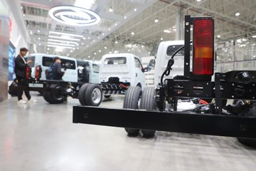 ����;��T5E Һɲ 3.81�׵��Ŵ��綯����΢�� �д��º�62kWhͼƬ