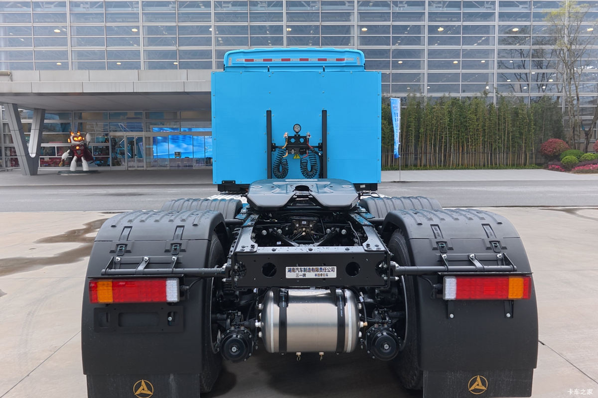 【图】三一重卡江山SE 复合版 6X4 纯电动牵引车 国轩882kWh_实拍图片_4178027_卡车之家