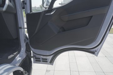 ���ǵ�T5EV �Ƹ��� 4.5T 4.03�׵��Ŵ��綯��ʽ�Ῠ132kWhͼƬ