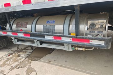 ����HOWO�Ῠͳ˧ 140���� 4X2  LNG 8�� 4.08����س�ͼƬ