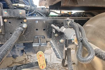 ����HOWO�Ῠͳ˧ 140���� 4X2  LNG 8�� 4.08����س�ͼƬ