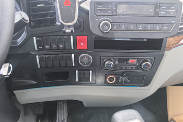 ����HOWOͳ˧ 2.4L���� 165���� ��ʿ��8�� 3.85���Ű��դʽ�ῨͼƬ
