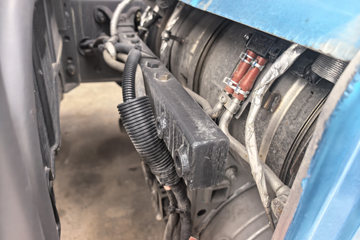 ������������M3V 6.9L���� 330���� 6X4 ��ʿ��10�� 5.2����ж��ͼƬ