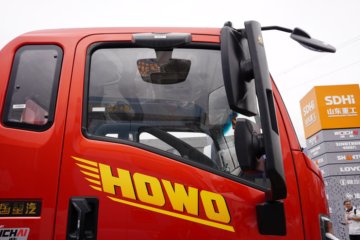 ����HOWO��ʿ 4.1L���� 200���� 4X2 ��ʿ��10�� 3.8���Ű���ж��ͼƬ