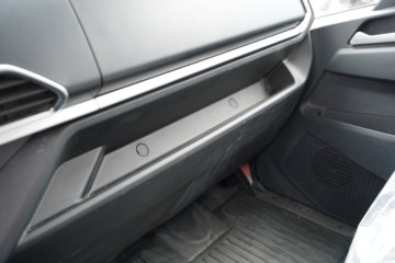 ����HOWO��ʿ 4.1L���� 200���� 4X2 ��ʿ��10�� 3.8���Ű���ж��ͼƬ