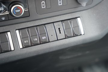 ����HOWO��ʿ 4.1L���� 200���� 4X2 ��ʿ��10�� 3.8���Ű���ж��ͼƬ
