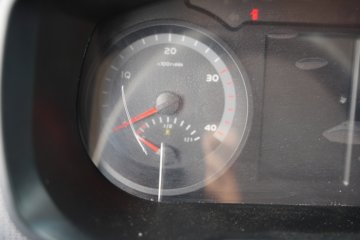 ����HOWO��ʿ 4.1L���� 200���� 4X2 ��ʿ��10�� 3.8���Ű���ж��ͼƬ