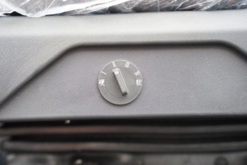 ����HOWO��ʿ 4.1L���� 200���� 4X2 ��ʿ��10�� 3.8���Ű���ж��ͼƬ