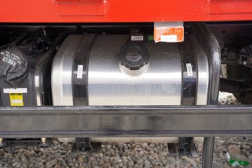 ����HOWO��ʿ 4.1L���� 200���� 4X2 ��ʿ��10�� 3.8���Ű���ж��ͼƬ