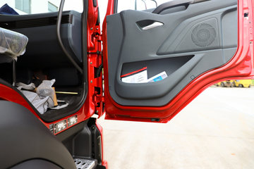 ������������M3V 240���� 4X2 8.3����������ʽ�ػ���ͼƬ