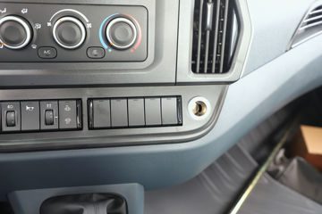 ������������M3V 240���� 4X2 8.3����������ʽ�ػ���ͼƬ