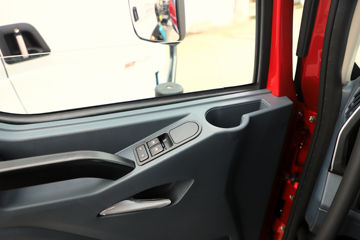 ������������M3V 240���� 4X2 8.3����������ʽ�ػ���ͼƬ