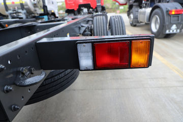 ������������M3V 240���� 4X2 8.3����������ʽ�ػ���ͼƬ