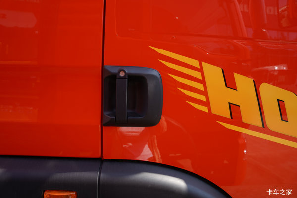 中国重汽 HOWO TX 310马力 6X2 9.6米仓栅式载货车(国六)