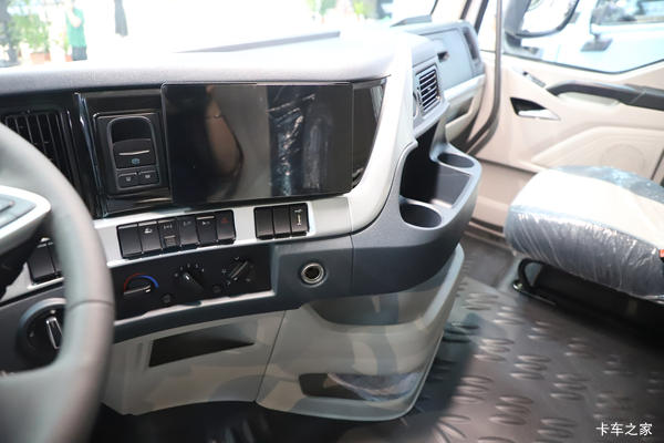 东风柳汽乘龙H7 14.8L LNG 540马力 6X4 法士特12档 牵引车