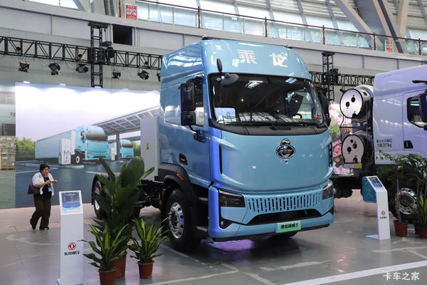 东风柳汽乘龙翼威5 超充版  6X4 后背电池 纯电动牵引车 亿纬453kWh