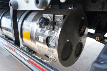 ����HOWO����H3 3L LNG 140���� ��ʿ��8�� 4.15�׵��������ῨͼƬ