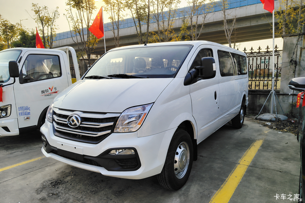 上汽大通V80 2025款 超值版傲运通 2.0T柴油 127马力 AMT短轴 5/6座超低顶轻客