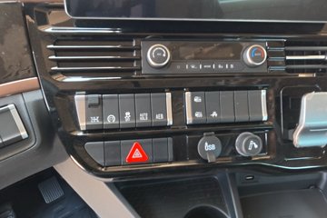 ��������X6000 �����콢 14.6L LNG 630���� 6X4 ��ʿ��12�� AMT�Զ��� ǣ����ͼƬ