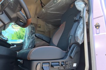 ��������X6000 �����콢 14.6L LNG 630���� 6X4 ��ʿ��12�� AMT�Զ��� ǣ����ͼƬ
