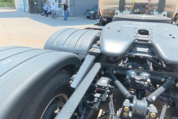 ��������X6000 �����콢 14.6L LNG 630���� 6X4 ��ʿ��12�� AMT�Զ��� ǣ����ͼƬ