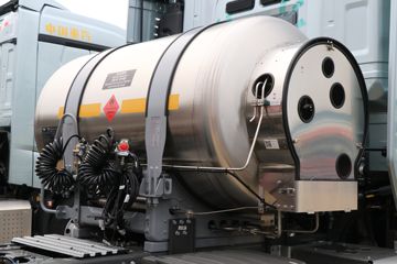 ��������HOWO TS7 14.6L LNG 590���� 6X4 ��ʿ��16�� ǣ����ͼƬ