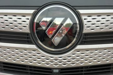 ŷ������ 4.5L���� 240���� 4X2 ��ʿ��8�� 9.8����ʽ�ػ���ͼƬ