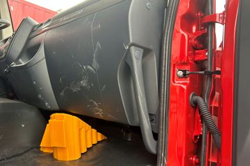 ŷ������ 4.5L���� 240���� 4X2 ��ʿ��8�� 9.8����ʽ�ػ���ͼƬ