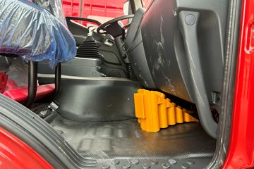 ŷ������ 4.5L���� 240���� 4X2 ��ʿ��8�� 9.8����ʽ�ػ���ͼƬ