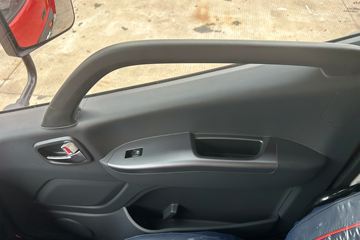 ŷ������ 4.5L���� 240���� 4X2 ��ʿ��8�� 9.8����ʽ�ػ���ͼƬ
