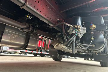 ŷ������ 4.5L���� 240���� 4X2 ��ʿ��8�� 9.8����ʽ�ػ���ͼƬ