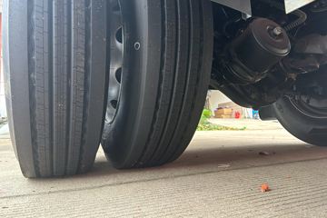 ŷ������ 4.5L���� 240���� 4X2 ��ʿ��8�� 9.8����ʽ�ػ���ͼƬ