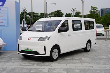 上汽通用五菱扬光L 长轴款 客车舒适型续航500km 宁德时代 69.2kWh 功率100kW